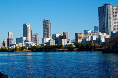 Tokyo 'daki şehir merkezinde. Kamu parkından görüntü. Tokyo 'dan Skyline.