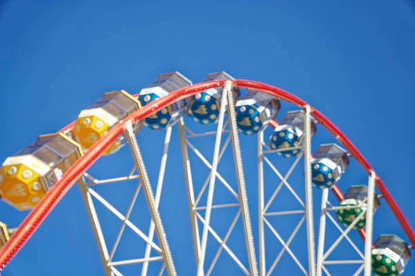 Καρουσέλ Ferris Wheel Μπλε Φόντο Κουβαλήματα Του Μεγάλου Τροχού — Φωτογραφία Αρχείου