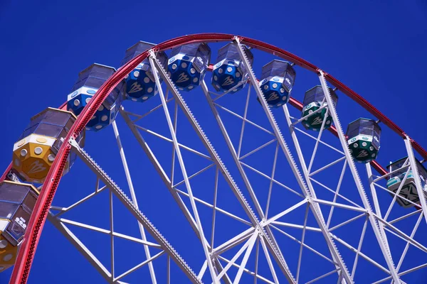 Karussell Riesenrad Auf Blauem Hintergrund Kutschen Mit Dem Riesenrad — Stockfoto