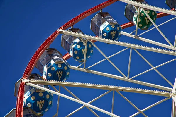 Karussell Riesenrad Auf Blauem Hintergrund Kutschen Mit Dem Riesenrad — Stockfoto