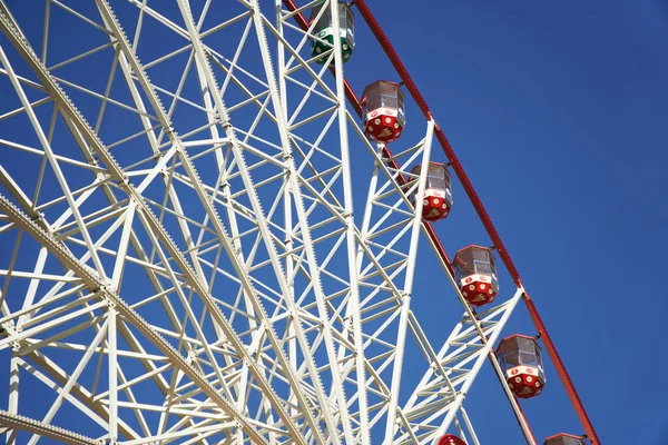 Karussell Riesenrad Auf Blauem Hintergrund Kutschen Mit Dem Riesenrad — Stockfoto