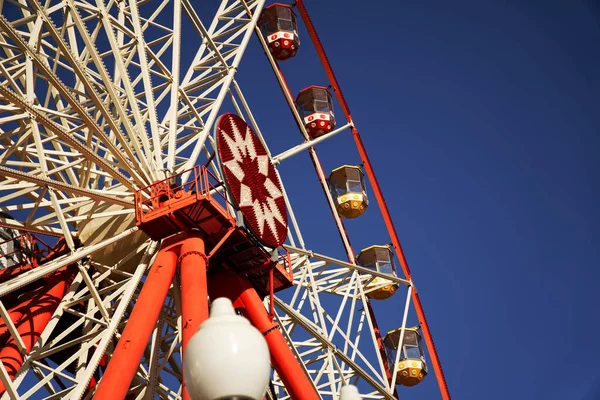 Karussell Riesenrad Auf Blauem Hintergrund Kutschen Mit Dem Riesenrad — Stockfoto