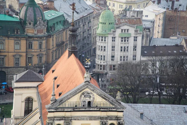 ライブパノラマ ウクライナ西部のリヴィウの中心部にある古い屋根の上の空中の景色 ウスペンスキー教会の左と右ドミニカ教会と市庁舎 — ストック写真