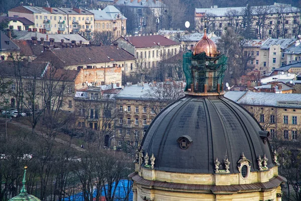 ヨーロッパ文化都市リヴィウの教会ドームタワー — ストック写真