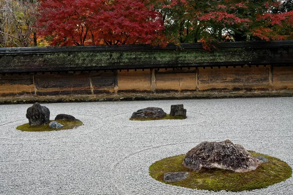 Ogród Skalny Zen Grabionym Żwirem Relaksujący Uspokajający Ogród Japoński Ładne — Zdjęcie stockowe