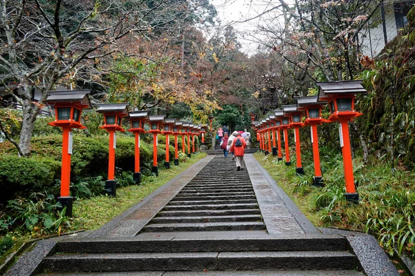在日本 楼梯通往高山和枫树 日本京都Kinkaku Zen佛寺公园楼梯 — 图库照片