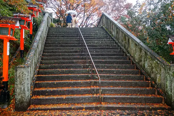 在日本 楼梯通往高山和枫树 日本京都Kinkaku Zen佛寺公园楼梯 — 图库照片