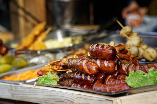 Streetfood Braten Orientalisches Essen Indisches Essen Zum Mitnehmen Auf Einem lizenzfreie Stockbilder