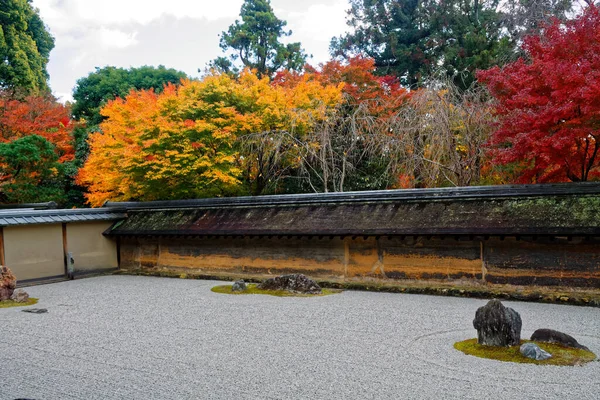 Zen Rotstuin Met Geharkt Grind Ontspannen Kalmerende Japanse Tuin Mooie Stockfoto