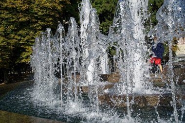 Parktaki çeşme su sıçratıyor..