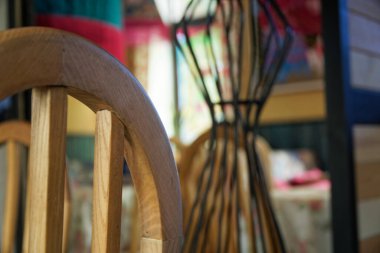 Kafede ahşap vintage sandalyeler, modern rahat iç mekan..