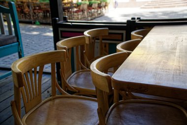 Kafede ahşap vintage sandalyeler, modern rahat iç mekan..