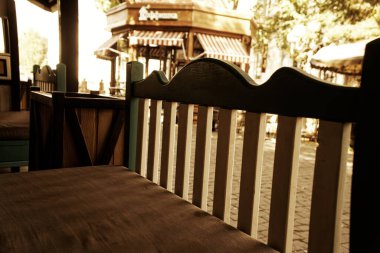 Eski tip ahşap sandalye, masa ve bank.