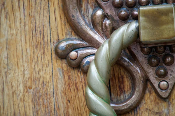 Doorknocker Primer Plano Detalles Vieja Puerta Madera —  Fotos de Stock