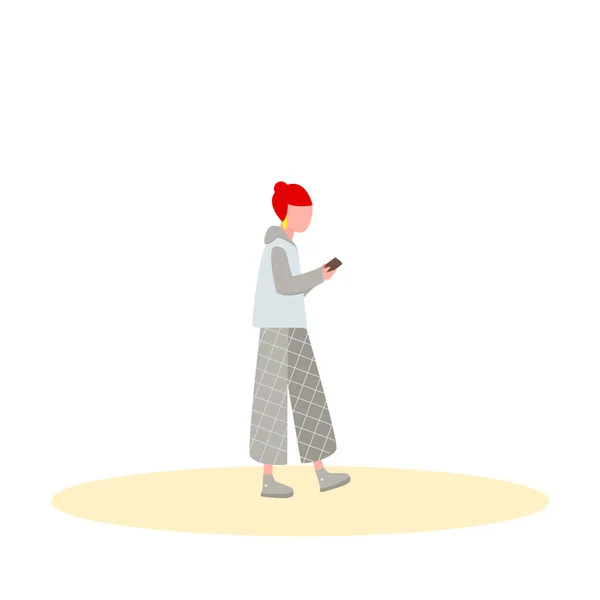 Cute rudowłosa dziewczyna chodzi w jesiennej kurtce i spodnie w kratę i patrzy na smartfona. Ilustracja wektora. — Wektor stockowy