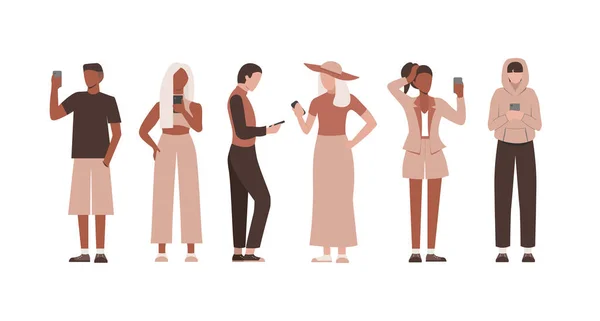 Akıllı telefon tutan, sohbet eden, mesajlaşan ve selfie çeken düz insanlar. Cep telefonu olan bir grup kadın ve erkek.. — Stok Vektör