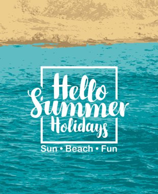Vektör yaz tatillerini mavi deniz arka plan üzerinde afiş kaligrafi yazıt Merhaba ile seyahat. Güneş, plaj, eğlenceli. Yaz poster, afiş, davetiye veya kart