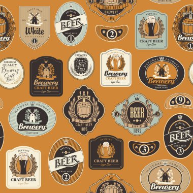Vektör görüntüleri varil, bira gözlük, fabrikaları ile bira çeşitli bira etiketlerle konulu seamless modeli, defne çelenk, buğday ve diğer kulaklarında retro tarzı
