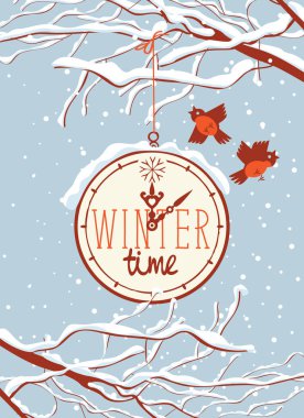 Vektör kış manzara kelimelerle kış saati, karla kaplı ağaç dalları ve park veya bahçe kar taneleri ile mavi gökyüzü arka plan üzerinde komik kuşlar ile