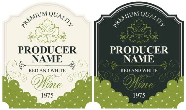Üzüm, asma yaprağı ve yazıtlar retro tarzı ile iki vektör şarap etiket kümesi demet.