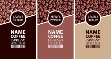 Vektör üç kahve çekirdeği etiketlerden ayarlayın. Kahve kahve Kupası ve barkod kahve çekirdekleri ile arka planda etiketlerle. Espresso