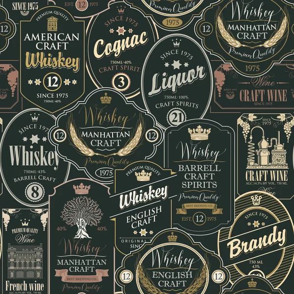 矢量无缝模式与拼贴标签的各种酒精饮料在黑色和金色的复古风格与铭文威士忌 葡萄酒 白兰地 — 图库矢量图片