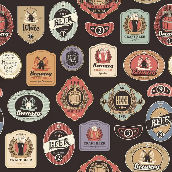 载体无缝的样式在啤酒的主题与各种各样的啤酒标签与桶 啤酒眼镜 月桂树花圈 麦穗和其他在复古样式在黑色背景 — 图库矢量图片
