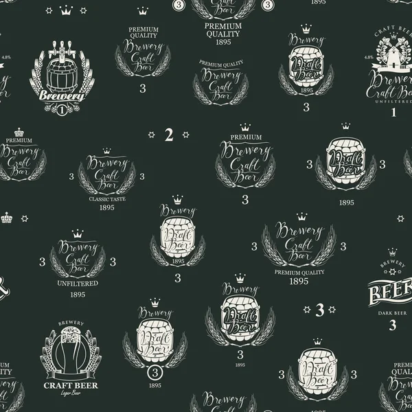 Patrón sin costura vectorial con varias etiquetas de cerveza — Archivo Imágenes Vectoriales
