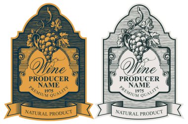 Bir demet üzümlü şarap etiketleri, bir kurdele ve şekillendirilmiş çerçevede bir kaligrafik yazı. Antika biçiminde dekoratif el çizimi etiketlerin vektör kümesi