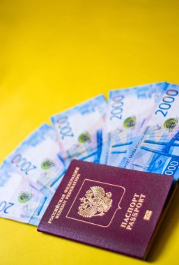 Rus pasaportu ve Sarı zemin üzerine Rus parası