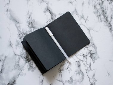 mermer arka plan üzerinde siyah levhalar ile dizüstü bilgisayar