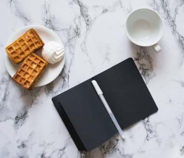 mermer arka plan ve waffle siyah levhalar ile dizüstü bilgisayar