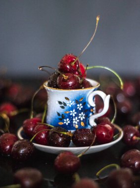 Taze kiraz porselen fincan ile Koyu stillife