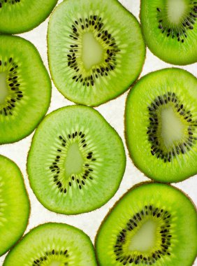 Açık beyaz backgroun kivi yakın çekim dilimleri