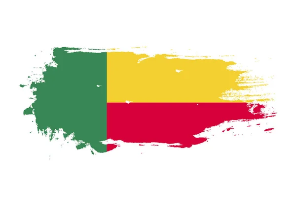 Pennellata grunge con bandiera nazionale Benin. Pittura ad acquerello — Vettoriale Stock