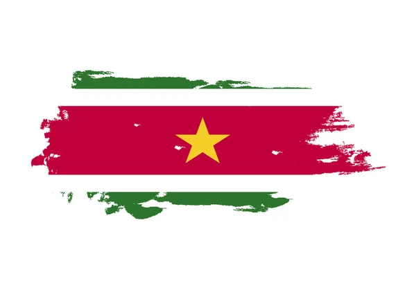Grunge penseelstreek met Suriname nationale vlag. Aquarel pijn — Stockvector