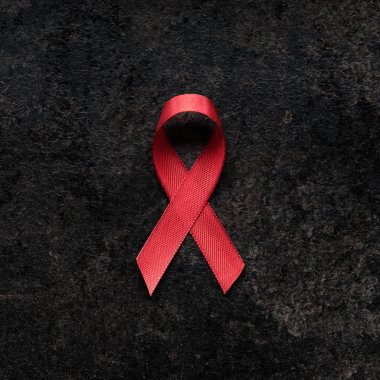 Karanlık arka planda Aids farkındalık kırmızı şerit