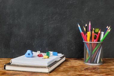 Ders kitabı, defter, kalem, kalem, makas gibi okul malzemeleri