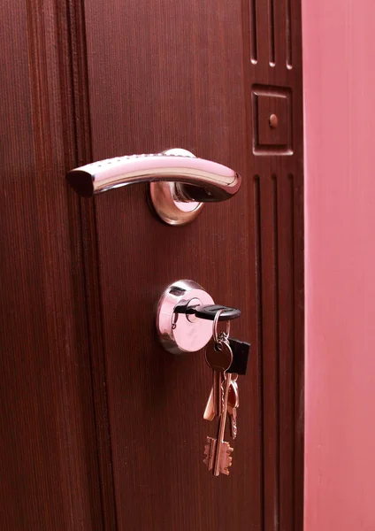 Входная Дверь Розовом Фоне Стены Замочной Скважине Торчат Ключи — стоковое фото