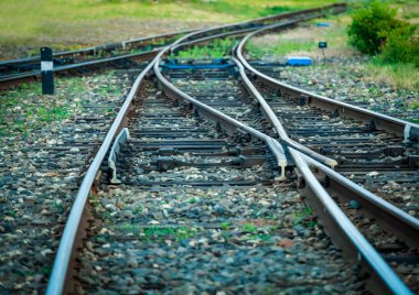 Eski tarzın rayları. Küçük bir demiryolu kavşağının görünümü, değiş tokuş.