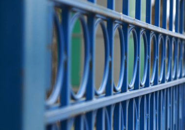 Demir kapının kaynaklı yapısı mavidir..