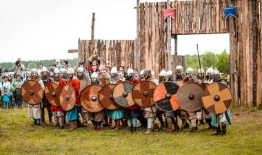 07.22.2017 Rusya, Bryansk. Festivalin tarihsel askeri yeniden sevenler için. Vikingler giysilerle giymiş insanlar ve Rus kahramanlar mücadele sırayla dizilmiş.