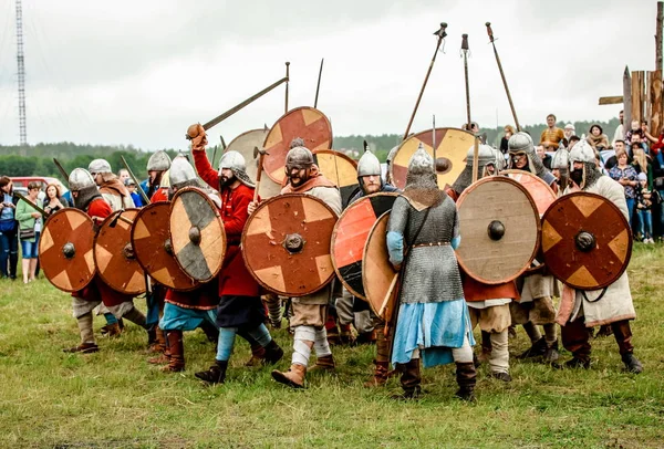 07.22.2017 Rusia, Bryansk. El festival para los amantes de las recreaciones militares históricas. La gente vestida con ropa de los vikingos y los héroes rusos de la orden de batalla se lanzaron al ataque . — Foto de Stock