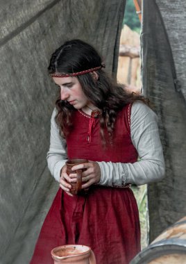 07.22.2017 Rusya, Bryansk. Festivali tarihi askeri imar sevenler için. Tarihi elbiseli kız.