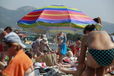 2 Ağustos 2016. Rusya, Krasnodar bölgesi, Kabardinka. Yaz ve tatil kavramı. Sahilde birçok kişi dinleniyor.