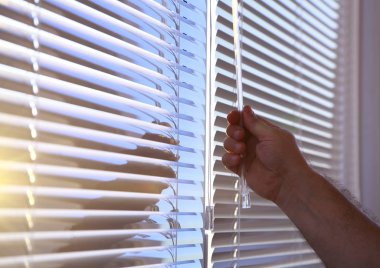 Elini Windows yatay perdeleri kapatır.