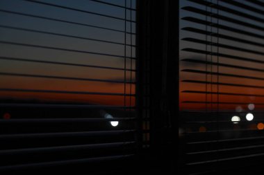 Açık perdeleri ile akşam gün batımını görebilirsiniz.