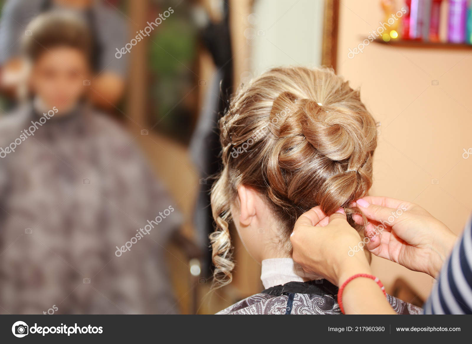 Ein Junges Mädchen Am Tag Hochzeit Macht Eine Schöne Frisur