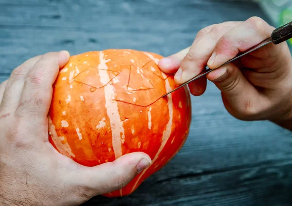 Proces Cięcia Halloween Dynie Proces Tworzenia Jack Lantern Męskie Ręce — Zdjęcie stockowe