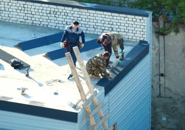 05 13 2019 Rusya, Bryansk. İşçiler binanın çatısındaki metal erikleri tamir ediyor.